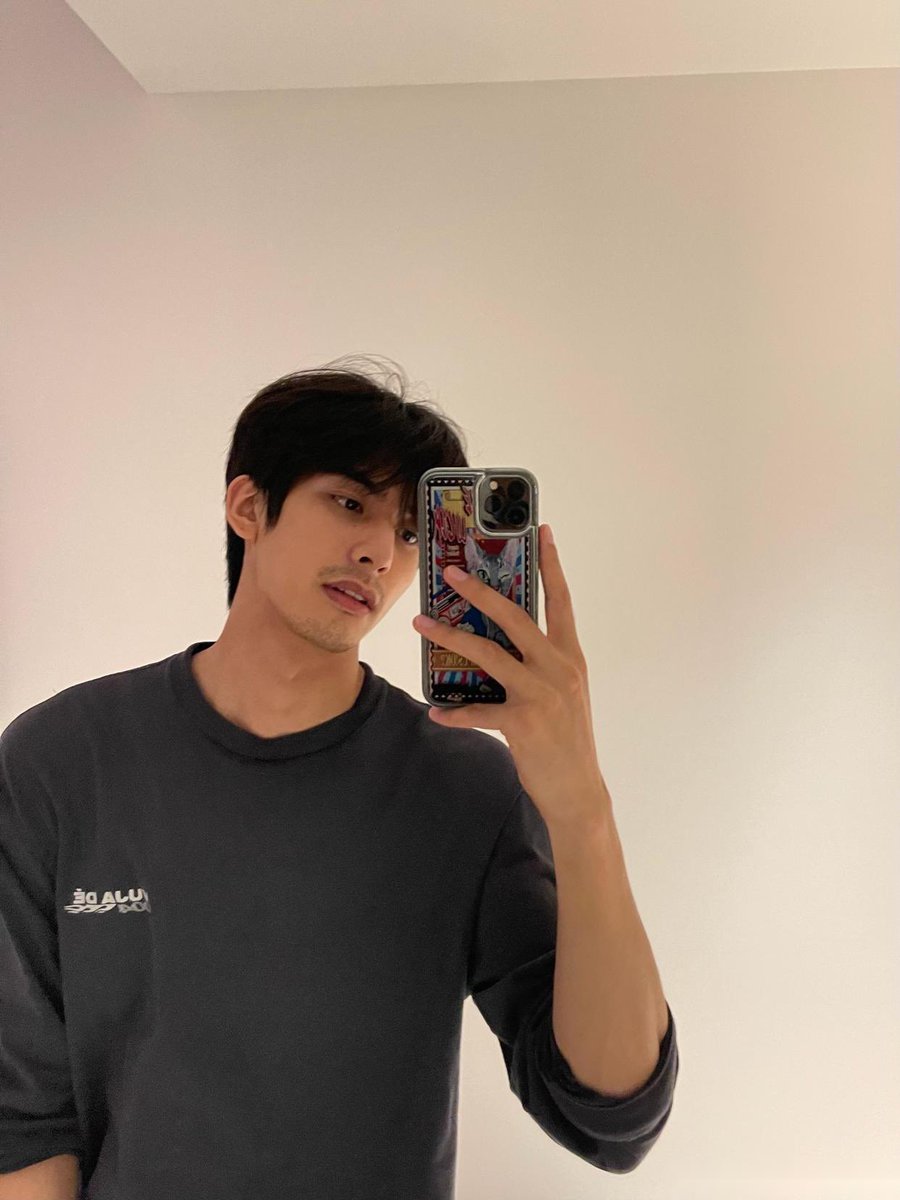 mylilbabyj's tweet photo. ถ้าพี่ตำรวจมาลุคส์ไม่โกนหนวด เราจะตายกันหมด https://t.co/fQKqcprYpF