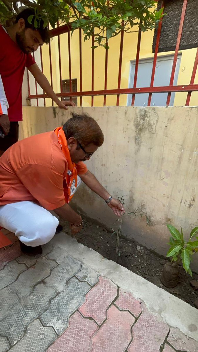 NeelkanthAd's tweet photo. 76 दिवसीय वार्ड प्रवास । अष्टम दिवस।
काशी ।निर्वाचन क्षेत्र के ईश्वरगंगी वार्ड में स्वच्छता,जनसंवाद, भ्रमण, एवं वृक्षारोपण किया गया । लोगों द्वारा बताए गए समस्या के संबंध में साथ चल रहे अधिकारियों को तुरंत निस्तारण हेतु कहा गया ।
#WardPrawasPart4  @blsanthosh https://t.co/vOpZoKBIwG