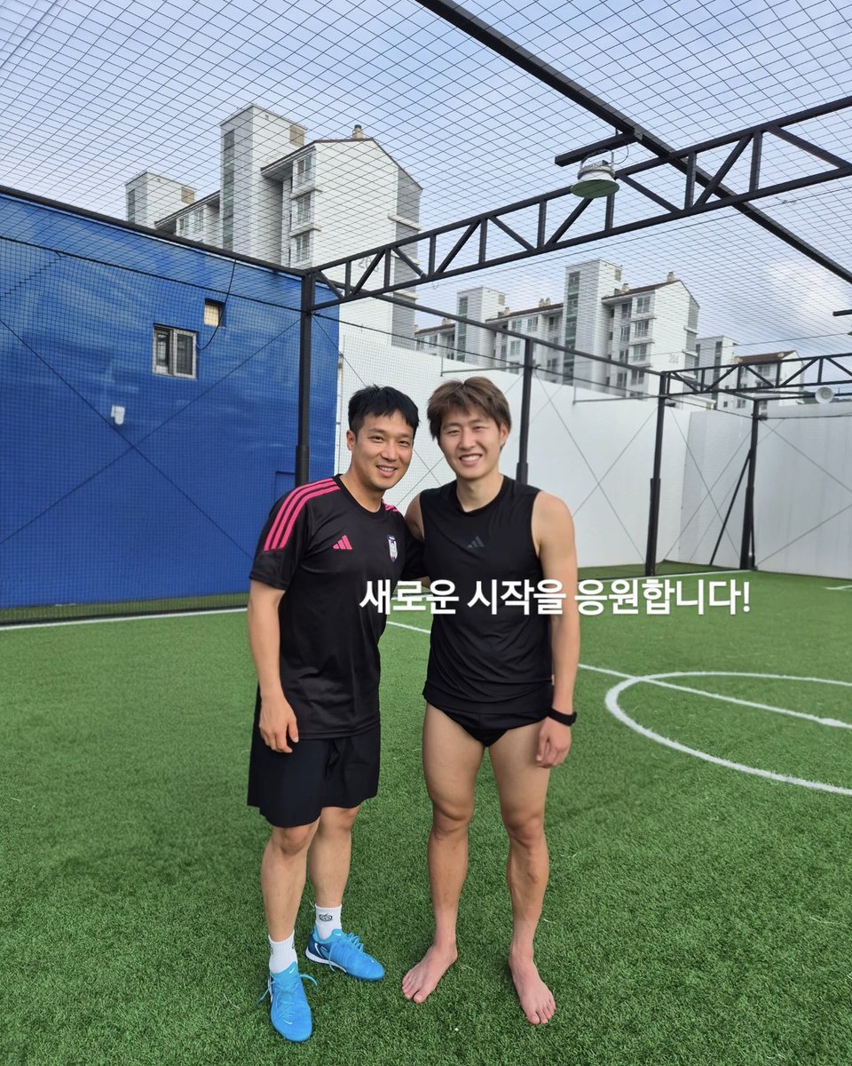 mychuni's tweet photo. 아니이사람타잔인가요? 신발도없고 바지도안보이고 https://t.co/57NTRLJe1q