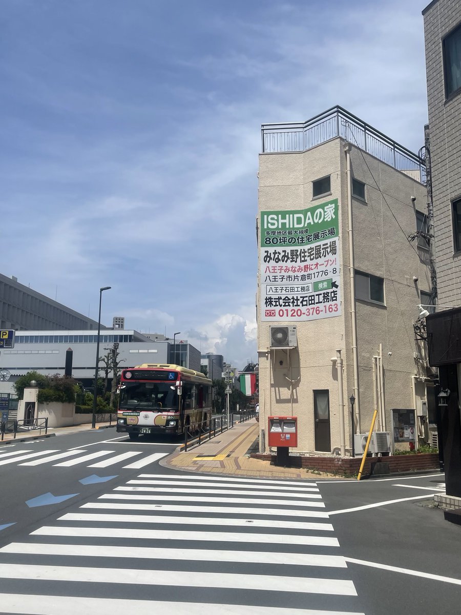 hachiozin's tweet photo. どっちも同じ通りにあってどっちにも郵便ポストがあるけど、ビルの角の処理方法が逆。内側に折れ曲がるのは珍しい気がする

#残余地 #Y字路 https://t.co/QwACWa66Xm