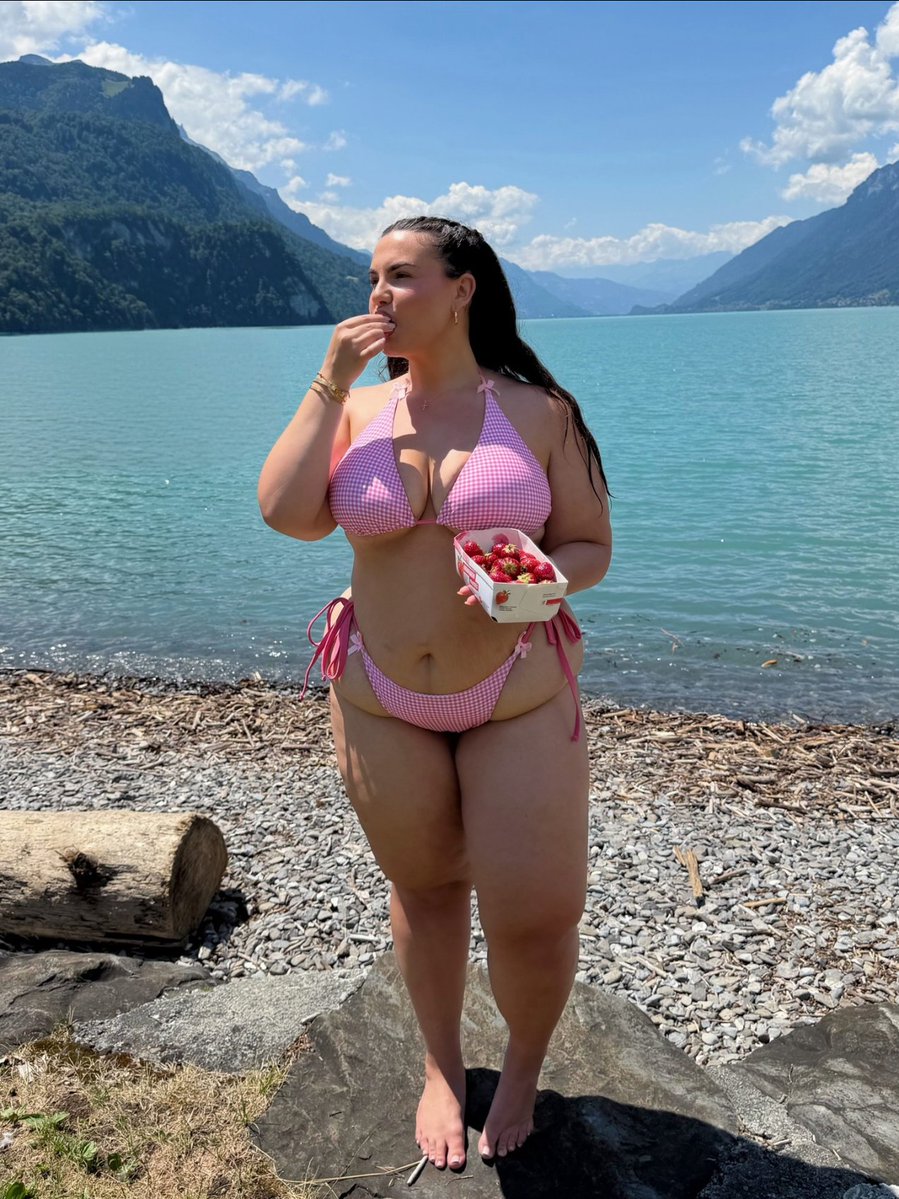 Whiskey_LXXII's tweet photo. Question to men would you date a woman like this? Be brutally honest. 👀 https://t.co/fAPDO3Lj5Z