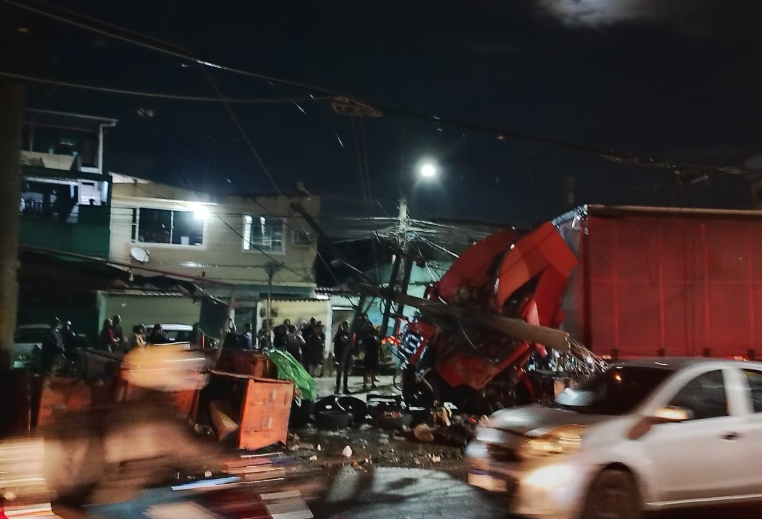OperacoesRio's tweet photo. TAQUARA | ACIDENTE NA ESTRADA MIGUEL SALAZAR MENDES DE MORAES 

Uma faixa da via está ocupada, na altura da Rua Jeremias, em função de um acidente envolvendo uma carreta que colidiu contra um poste, no sentido Estrada dos Bandeirantes. 

Guarda Municipal, Comlurb, Corpo de Bombeiros e Light acionados. 

Trânsito sem retenção. Atenção, motorista!

#CORInforma 
#zonasudoeste