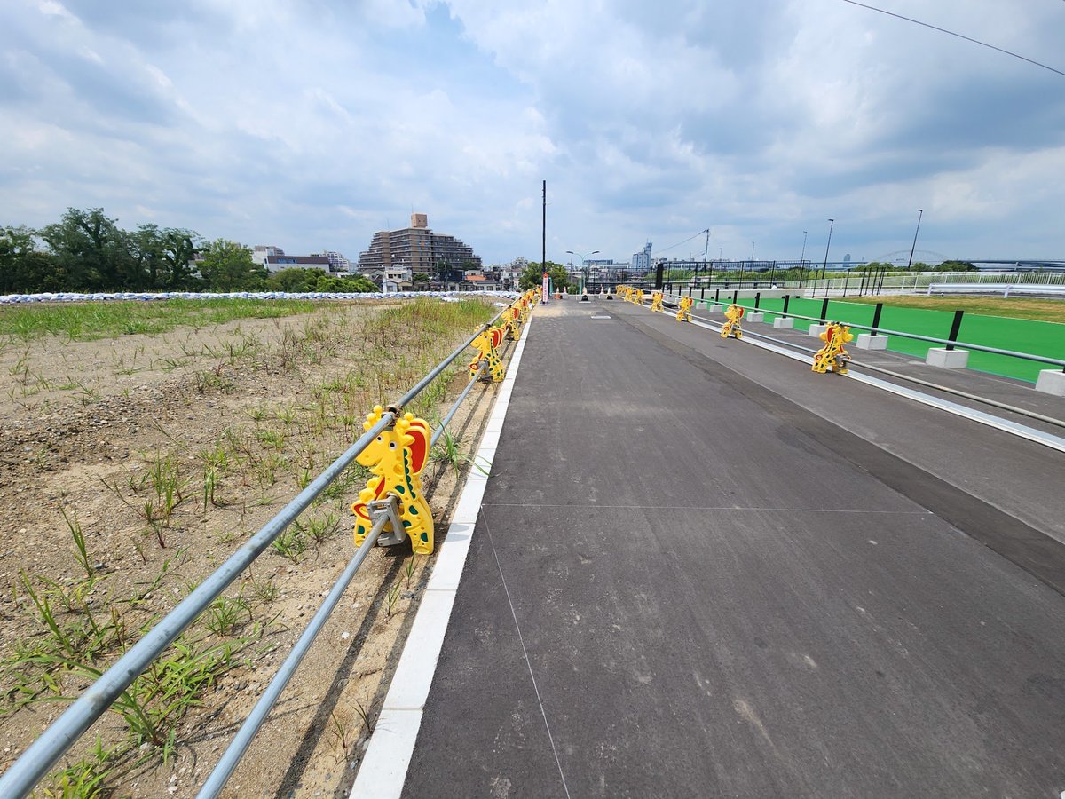 Mr_Tarinn's tweet photo. 足立区小台一丁目地区　スーパー堤防築堤工事
#スーパー堤防 #荒川 #隅田川 #小台
隅田川と荒川に挟まれた広大な土地が盤上げされ、スーパー堤防が北側に拡張されました！
3年ほど前まではホンダの販売店がスーパー堤防の境界で、そのころの地面は撮影地点よりも数メートル下に位置していました。 https://t.co/ma6PNYPbVO
