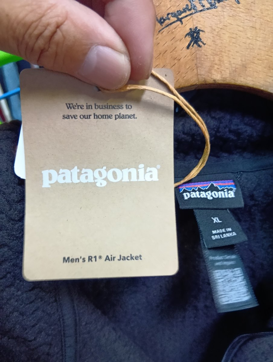 kunoshoten's tweet photo. パタゴニア　Patagonia
メンズ・R1 エア・ジャケット
ブラック　XL　未使用入荷
￥14,500

#鉄道忘れ物
#久野商店
#Patagonia
#パタゴニア https://t.co/oiR0nrFuaS