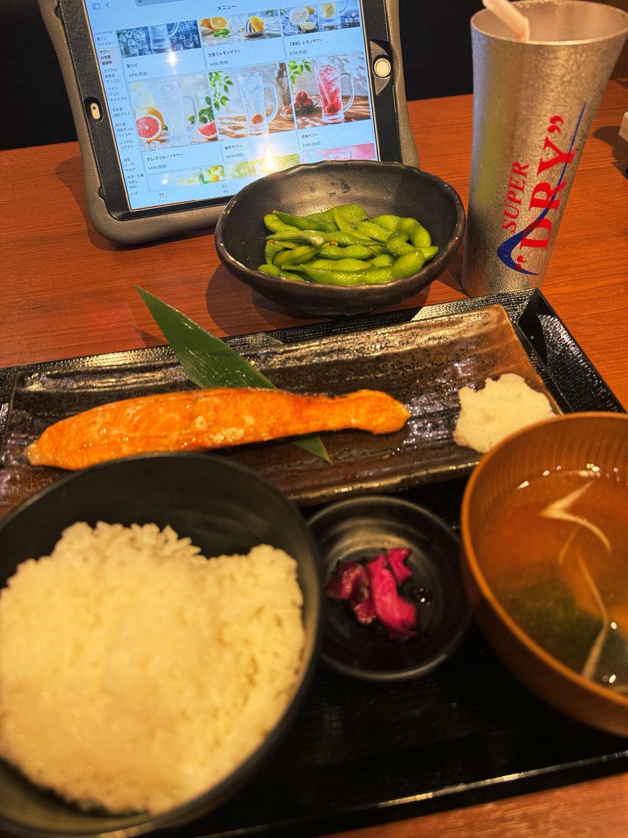 Hisuuii's tweet photo. 居酒屋ランチ。
今日も仕事してます。
お酒は飲んでませーん。

だるっ🥺 https://t.co/23EncjLMi2
