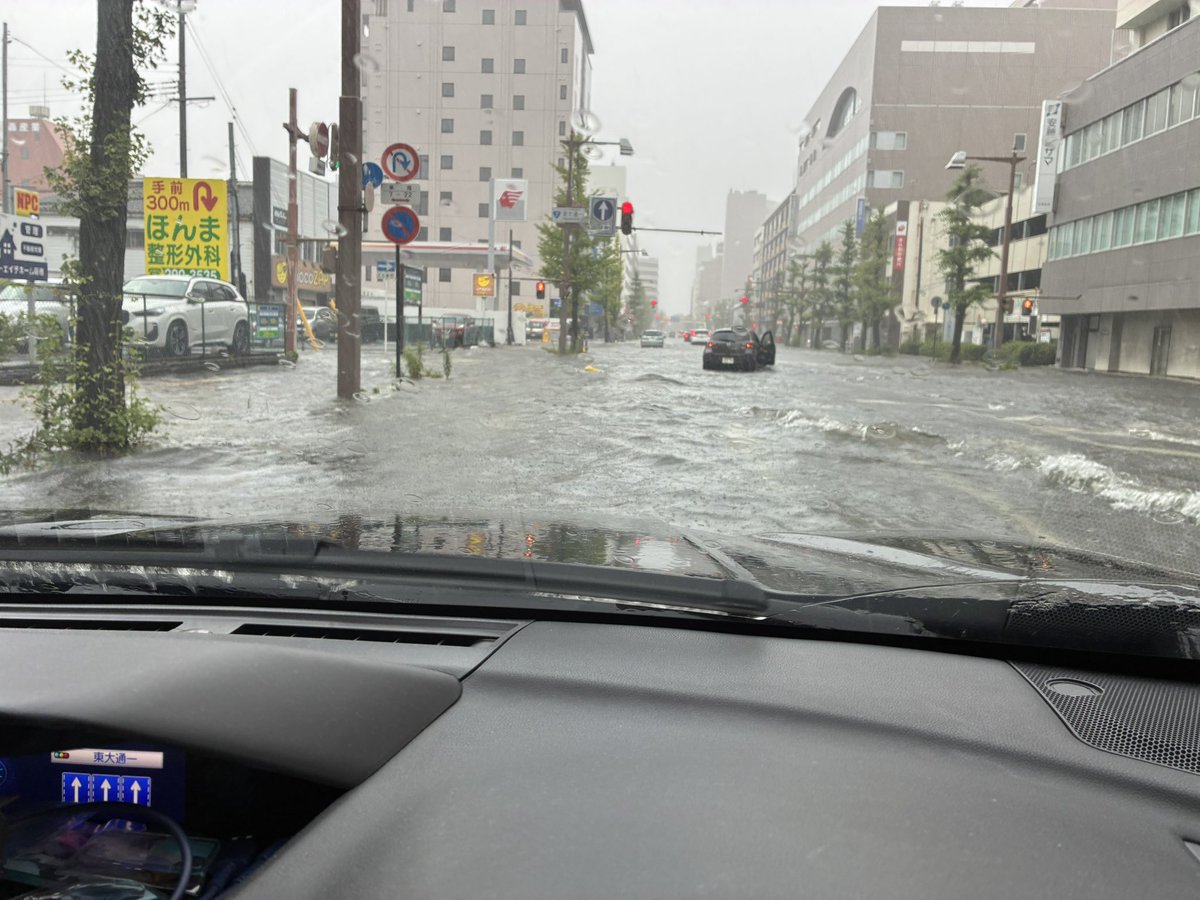313pengin's tweet photo. 新潟駅前冠水しててヤバい！！ https://t.co/SYWYgHwBmb