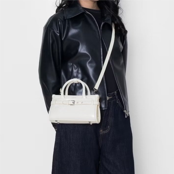 bubbllezee's tweet photo. kalo kalian cari tas selempang slingbag simple buat daily dan masih affordable lirik ini deh~ https://t.co/AHxCPsYghD