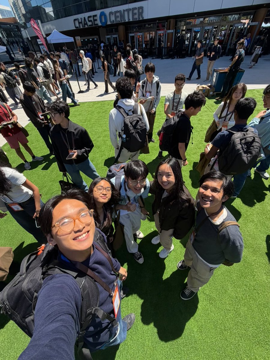 ssbholicc's tweet photo. lucu sekali perbestie-an COC AOC enihhh
btw salfok ransel nya azka GEDE bgt😭 https://t.co/fYRr4pg2b5