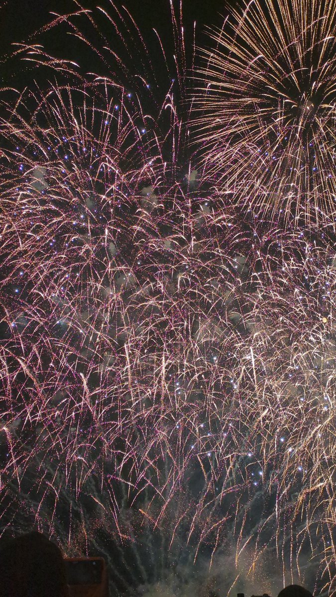 2lJgx's tweet photo. 花火の量がすごすきて、周りの人全員大爆笑してた
花火って多すぎると感動より笑いが勝つことをしれたいい機会になった https://t.co/36ydbivlb4