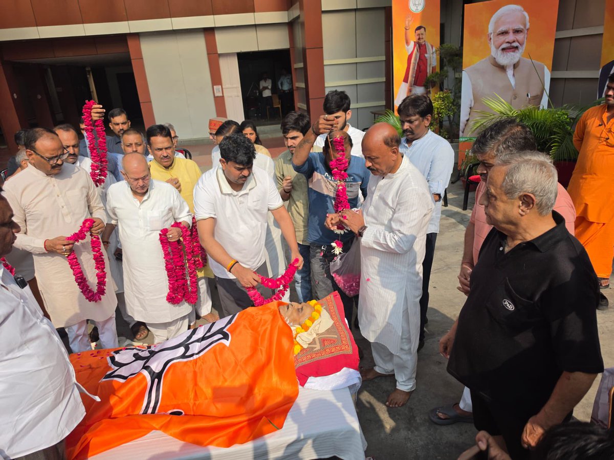 idharampalsingh's tweet photo. भाजपा मुख्यालय पर भारतीय जनता पार्टी के वरिष्ठ नेता, पूर्व संगठन मंत्री एवं पूर्व विधान परिषद सदस्य आदरणीय श्री जयप्रकाश चतुर्वेदी जी के निधन  होने पर भाजपा प्रदेश मुख्यालय में विनम्र श्रद्धांजलि अर्पित की I 

ईश्वर से प्रार्थना है कि गोलोकवासी पुण्यात्मा को अपने श्रीचरणों में स्थान प्रदान करें। 

ॐ शान्ति!!!