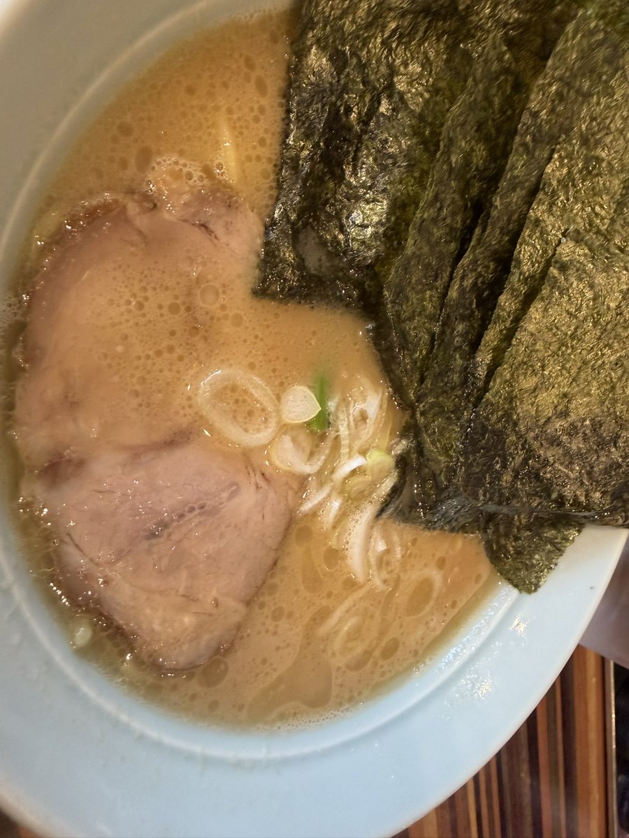 yama_chi_7's tweet photo. このラーメンに大さじ2くらいニンニク入れたら、誰も近寄らないおじさんが爆誕した。 https://t.co/DJvvzNpLbx
