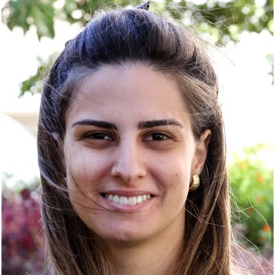 IsraelArabic's tweet photo. اختراق علمي إسرائيلي: باحثو التخنيون يحوّلون ثاني أكسيد الكربون من عدو إلى مفتاح للطاقة الخضراء
نجح باحثون من التخنيون – المعهد الإسرائيلي للتكنولوجيا في تحقيق اختراق علمي قد يساهم في تطوير جيل جديد من خلايا الوقود الهيدروجينية منخفضة التكلفة. وأظهرت الدراسة، التي نُشرت في مجلة Nature Energy، أن ثاني أكسيد الكربون الموجود في ال��واء، والذي كان يُعتقد أنه يضر بخلايا الوقود ويقلل من عمرها، يمكن في ظروف معينة أن يعزز استقرارها ويطيل فترة عملها.
وطوّر الباحثون نهجًا جديدًا أطلقوا عليه اسم "إدارة ثاني أكسيد الكربون"، يعتمد على الاستفادة من هذا الغاز بدلًا من اعتباره عائقًا أمام تشغيل خلايا الوقود. ويتيح هذا الاكتشاف إنتاج خلايا أكثر كفاءة باستخدام مواد متوفرة ومنخفضة الكلفة، كما يسمح بتشغيلها في الهواء الطلق دون الحاجة إلى بيئات معقمة.
ويرى الباحثون أن هذه النتائج قد تمهد لتوسيع استخدام خلايا الوقود في السيارات الكهربائية والقطارات والسفن والطائرات المسيّرة وأنظمة الطاقة الاحتياط��ة، ما قد يسهم في تسريع التحول إلى مصادر طاقة نظيفة وأكثر استدامة في المستقبل.
@TechnionLive 📷طاقم الباحثين
