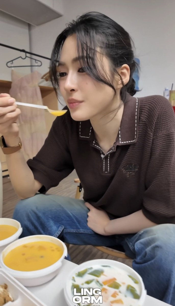 PpPwpsone's tweet photo. ท่านั่งกินโคตรแมนโคตรเท่ห์ สเต็กหนูมากเลยค่ะ อยากจะหาของกินที่อร่อยๆบนโลกใบนี้มามาให้พี่กิน แต่หนูก็อร่อยนะคะ🤭 https://t.co/fN4GNFly48