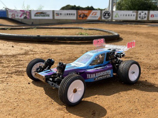 KIP_123456's tweet photo. シェイクダウンした2台のRC10FT。カッサカサ夏路面でも最初からご機嫌だなw
#RC10FT
#kaipaRandD
#かしまRCサーキット https://t.co/ohTmUeWwv9