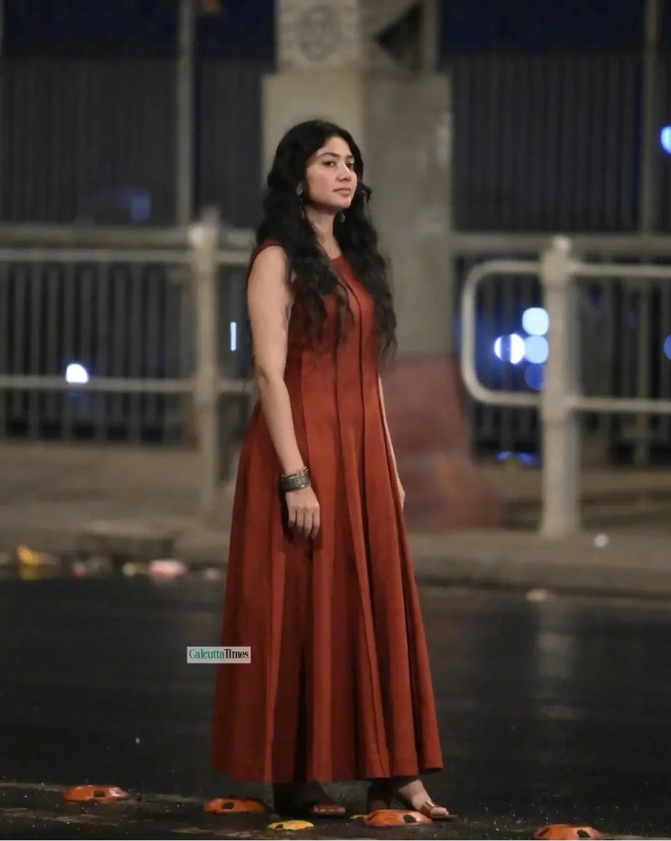 santhu0452's tweet photo. Chustharu ga mani god aadinche aata..❤️‍🔥🤗
#saipallavi👑 https://t.co/nNVlCM52Gq