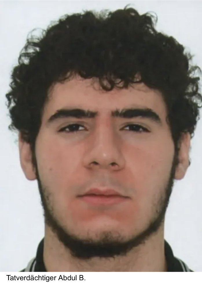 jon_delorraine's tweet photo. 🔴🇩🇪 FLASH | ATTAQUE À BERLIN
La chasse à l'homme est lancée après qu'une femme ait été tuée et au moins 16 personnes blessées, dont 3 en urgence vitale et 8 grièvement, après qu’un fourgon blanc a foncé dans la foule réunie en marge de la Pride de Berlin, samedi soir.

L’attaque s’est produite vers 22 heures dans le Tiergarten, à proximité du parcours du Christopher Street Day. Le véhicule a poursuivi sa course dans le parc avant de percuter un arbre.

Le conducteur a abandonné le fourgon et s’est enfui à pied. Une vaste chasse à l’homme a été lancée dans la capitale allemande, notamment avec des moyens aériens.

La police recherche Abdul B., 21 ans, considéré comme potentiellement armé et dangereux. Il serait déjà connu des autorités et lié à des groupes issus de la mouvance islamiste berlinoise. La population a reçu l’ordre de ne pas tenter de l’interpeller.

Les festivités et le concert prévus à l’issue de la Pride ont été immédiatement interrompus. Le secteur a été évacué et bouclé.

Le caractère volontaire des faits ne fait guère de doute. Le mobile terroriste n’est toutefois pas encore officiellement établi.

Les enquêteurs appellent les témoins à transmettre toutes leurs photos et vidéos.