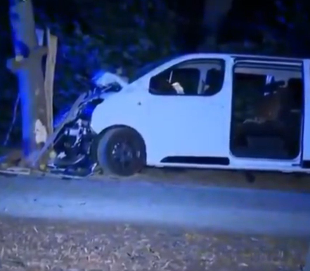 jon_delorraine's tweet photo. 🔴🇩🇪 FLASH | ATTAQUE À BERLIN
La chasse à l'homme est lancée après qu'une femme ait été tuée et au moins 16 personnes blessées, dont 3 en urgence vitale et 8 grièvement, après qu’un fourgon blanc a foncé dans la foule réunie en marge de la Pride de Berlin, samedi soir.

L’attaque s’est produite vers 22 heures dans le Tiergarten, à proximité du parcours du Christopher Street Day. Le véhicule a poursuivi sa course dans le parc avant de percuter un arbre.

Le conducteur a abandonné le fourgon et s’est enfui à pied. Une vaste chasse à l’homme a été lancée dans la capitale allemande, notamment avec des moyens aériens.

La police recherche Abdul B., 21 ans, considéré comme potentiellement armé et dangereux. Il serait déjà connu des autorités et lié à des groupes issus de la mouvance islamiste berlinoise. La population a reçu l’ordre de ne pas tenter de l’interpeller.

Les festivités et le concert prévus à l’issue de la Pride ont été immédiatement interrompus. Le secteur a été évacué et bouclé.

Le caractère volontaire des faits ne fait guère de doute. Le mobile terroriste n’est toutefois pas encore officiellement établi.

Les enquêteurs appellent les témoins à transmettre toutes leurs photos et vidéos.