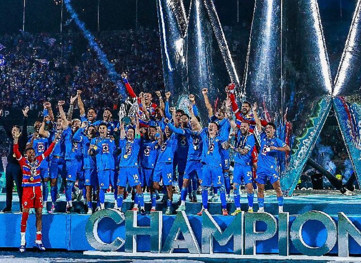 LuisAzulO5O7's tweet photo. Por 23 años tragamos mierda, perdimos finales, vivimos la Era Boing, 3 años sin siquiera calificar a liguilla, las peores desgracias en el fútbol nos tocó vivirlas... perooo por fin la vida nos recompenso tanto aguante y tanta puteada.

Que buena época está viviendo Cruz Azul. https://t.co/VoWFPm9F4O
