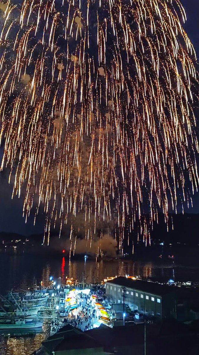 udonken88's tweet photo. 風があったので花火は風でちょっと流れていました🎆 https://t.co/i7dYafV5i1