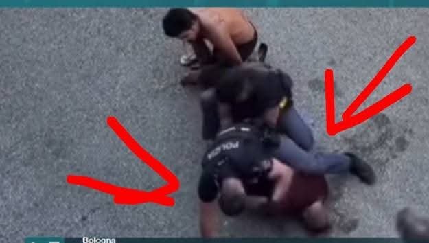 antipentac52268's tweet photo. Le compressioni toraciche, se eseguite secondo le linee guida BLS possono provocare la rottura delle costole nel 40-80% dei casi.
Conseguenze possibili: pneumotorace, emotorace, contusione polmonare, versamento ematico in sede polmonare fino alla lacerazione del fegato.
Quindi invece di gridare ancora “ASSASINI" agli agenti che stavano svolgendo SOLTANTO il loro lavoro, aspettiamo di conoscere la causa. 
Intanto, le prime risultanze dell'esame radiologico e autoptico non pone certo a favore delle "sentenze" di quei quattro strampellati faziosi, gli sciacalli, i terroristi rossi che continuano a puntare il dito sulla polizia e sul governo. 
Scusate, definirli sciacalli è riduttivo, ma non trovo altra definizione da poter utilizzare apertamente in pubblico. 
OSSERVATE COME IL POLIZIOTTO PER TUTTO IL TEMPO TIENE LA GAMBA E IL BRACCIO  ESTERNI PER SOSTENERE IL SUO PESO . SE SI GUARDA ANCHE IL VIDEO PER INTERO NON C È UN SOLO MOMENTO IN CUI SI POGGIA PIEGANDOLE .
QUESTA È UNA REGOLA SPECIFICA LEGATA ALLA MANOVRA PER IMPEDIRE E SCONGIURARE IL RISCHIO DI MAMCANZA DI ARIA.
NON È UNA POSIZIONE SPONTANEA MA STUDIATA.
L ALTRO POLIZIOTTO È SULLE GAMBE , IL PRIMO STA CERCANDO DI UNIRE I POLSI PER METTERE LA FASCETTA CHE IN SEGUITO  DOVEVA CONSENTIRE IL TRASPORTO E LO FA ESEGUENDO SCRUPOLOSAMENTE LA MANOVRA STUDIATA.
NON C ERA NESSUN MOTIVO NE INTENZIONE DI FARGLI DEL MALE.