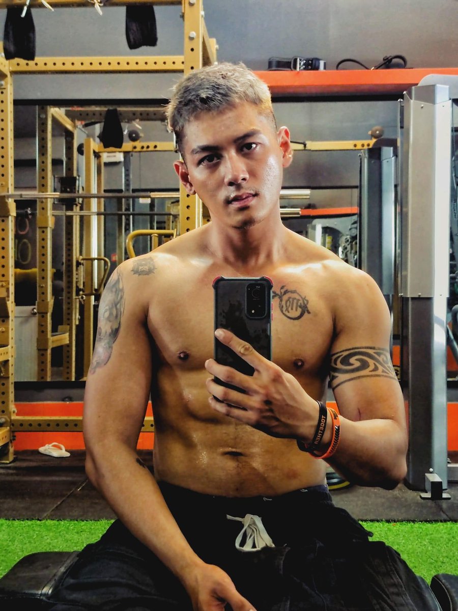bimattraithang's tweet photo. Huỳnh Tiến trai thẳng đã có vợ con nhưng vì sức mạnh đồng tiền thời còn khó khăn vẫn chịu collab với gay tạo ra siêu phẩm. Ảnh nhìn hiền lành mà bắn ra sữa đặc mê. https://t.co/juuOA63wzY