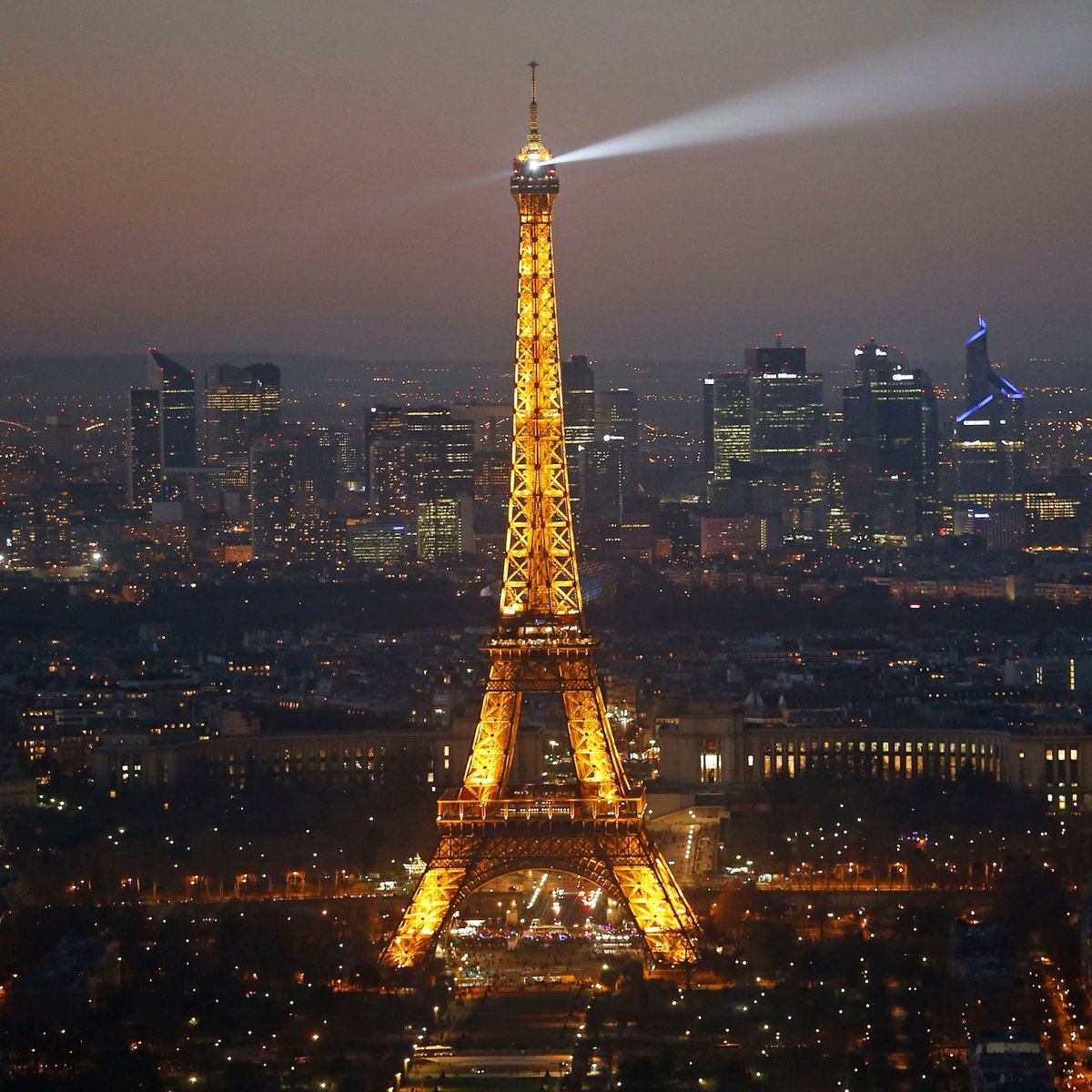 CeJour_Histoire's tweet photo. Le monument le plus visité au monde n'avait, au départ, le droit d'exister que vingt ans. La Tour Eiffel devait être démontée.

Quand Gustave Eiffel la dresse pour l'Exposition universelle de 1889, il ne fait pas un cadeau à la France. Il signe un bail. La Ville de Paris lui prête le terrain, il encaisse les recettes de la tour, et au bout de vingt ans, tout doit lui échapper. Le 1er janvier 1910, la Dame de fer revient à la Ville, libre d'en faire ce qu'elle veut. C'est-à-dire, sans doute, de la vendre à la ferraille.

Beaucoup la détestent. Des écrivains et des artistes ont signé des pétitions contre ce lampadaire de 300 mètres qui, disent-ils, défigure Paris. Personne, ou presque, ne se bat pour la garder.

Ce qui la sauve n'a rien de romantique. C'est l'armée. Un officier, le capitaine Gustave Ferrié, comprend que ce pylône géant est l'antenne rêvée pour la radiotélégraphie naissante. Dès 1908, ses signaux portent à 6 000 kilomètres. La tour inutile devient une oreille tendue sur toute l'Europe.

L'État tranche : la concession est prolongée de soixante-dix ans. On ne garde pas la Tour Eiffel pour sa beauté. On la garde parce qu'elle est devenue utile à la guerre.