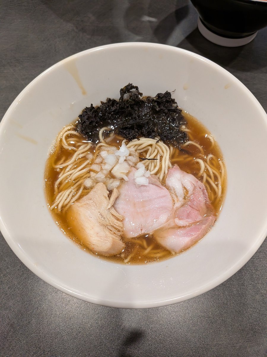 yk0505210643's tweet photo. 仕事後〜
移転後初の平八さん🍜
やっと行けました😉
金目鯛そばおいしすぎたぁ✨✨✨
ごちそうさまでした🙏🙏🙏
＃煮干しそば平八 https://t.co/w7V9Vk3xTc