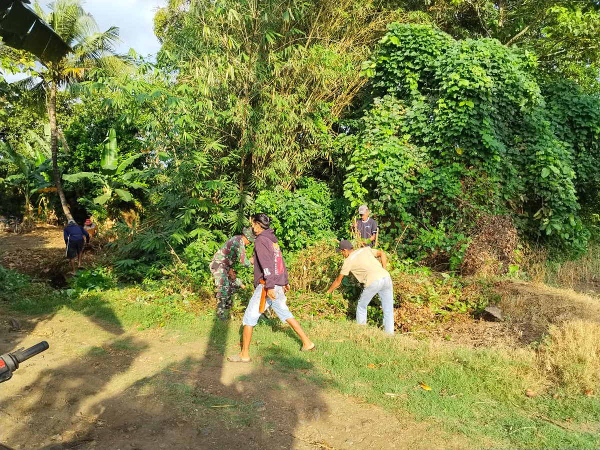 WajoKodim's tweet photo. Babinsa Koramil 1406-08/Sabbangparu laksanakan gotong royong pembersihan jalan tani bersama masyarakat
#tniad
#dispenad
#puspentni
#Kodam Hasanuddin
#Korem 141 Toddopuli https://t.co/shqU1Clbtj