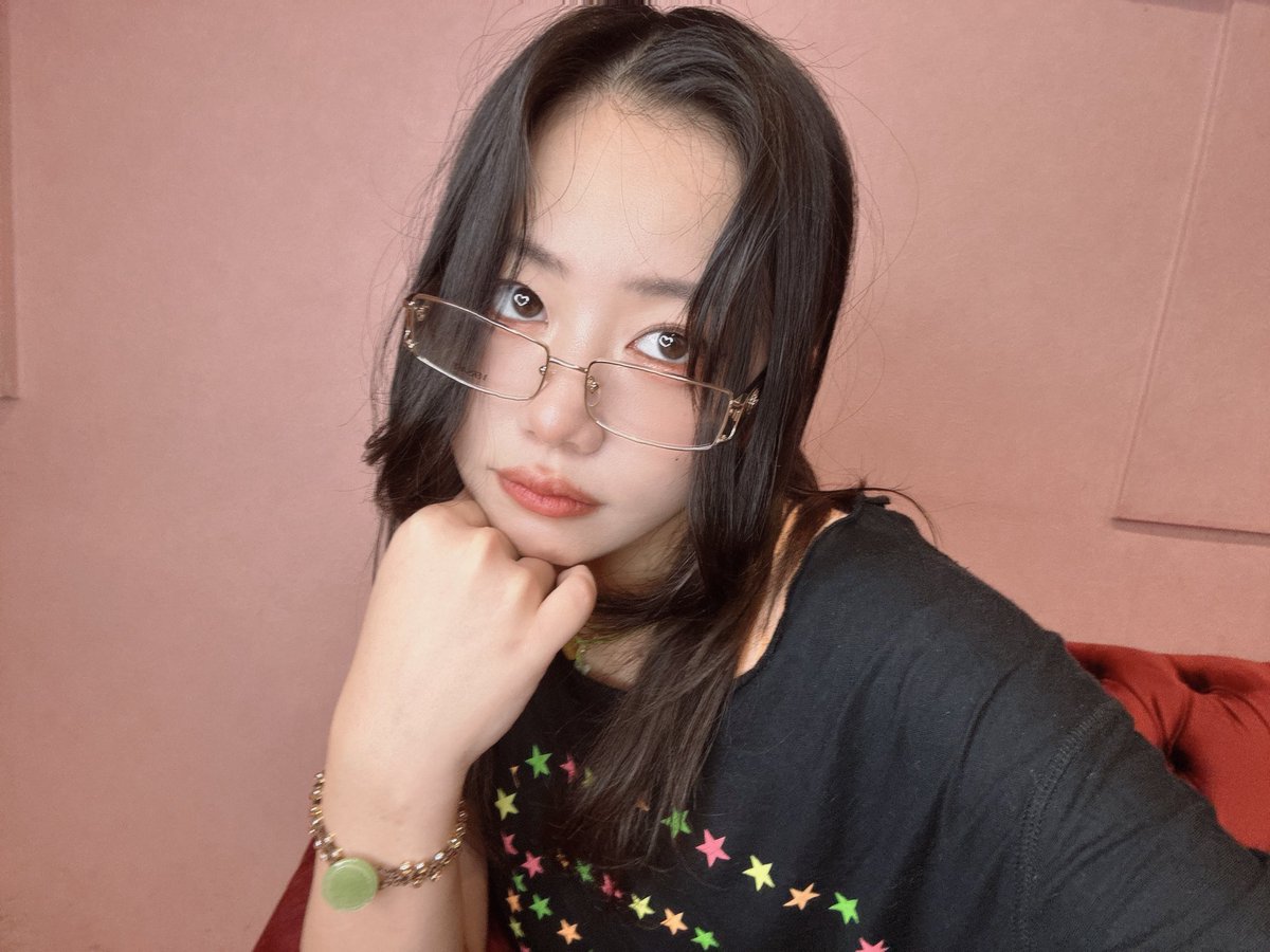 LP_Gummy's tweet photo. 本日夏休みイベントでTシャツです⭐️

今日のお題🍀夏休みの思い出🍀
中二の夏休み、部活を全てブッチして1ヶ月半引きこもり生活をしたこと❕家族起こさないように窓際に縮こまってスマホでずーっと映画見てた🫪 https://t.co/8uc9YMDN7w