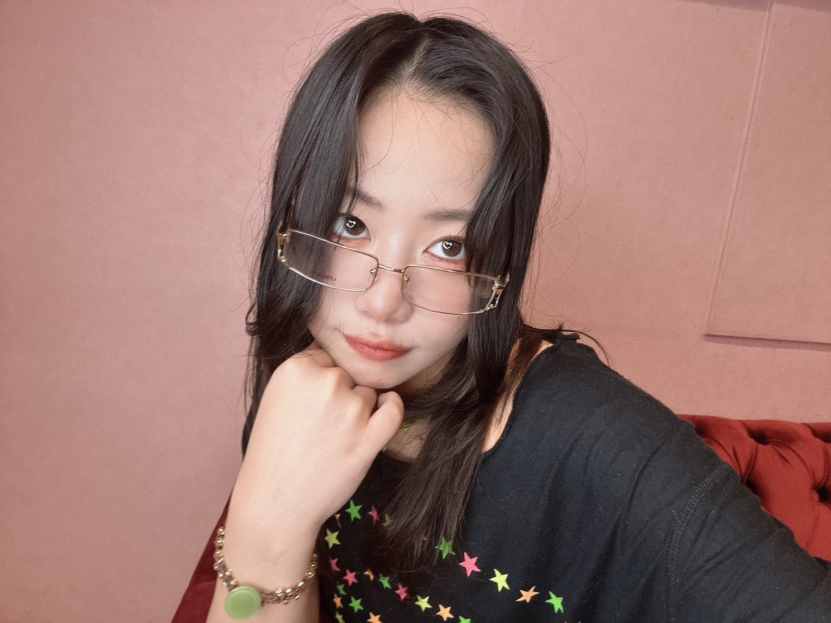 LP_Gummy's tweet photo. 本日夏休みイベントでTシャツです⭐️

今日のお題🍀夏休みの思い出🍀
中二の夏休み、部活を全てブッチして1ヶ月半引きこもり生活をしたこと❕家族起こさないように窓際に縮こまってスマホでずーっと映画見てた🫪 https://t.co/8uc9YMDN7w