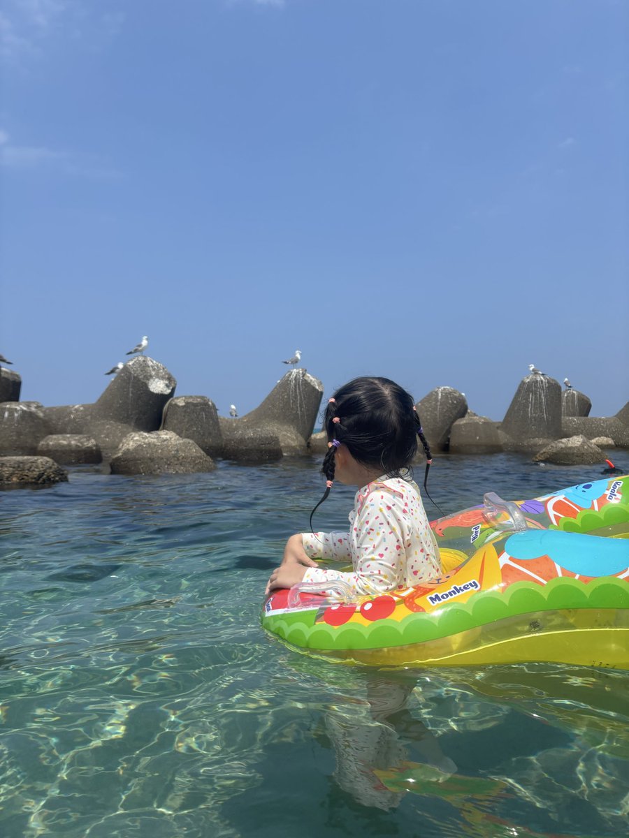 ribomama97's tweet photo. めちゃくちゃ海日和でした🏖️
娘は初めての海水浴で大はしゃぎ🩵
喜んでくれてよかった〜
また夏の思い出がひとつ増えたね✨ https://t.co/zCBTCCMwJm
