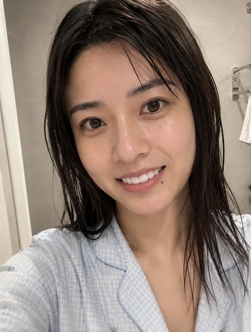 eri_deau's tweet photo. 38歳のすっぴんなんて
ただのバケモノですよね…😔

恥ずかしいけど、
dmで素直な点数付けてほしいな💌 https://t.co/4ogejcSEjg