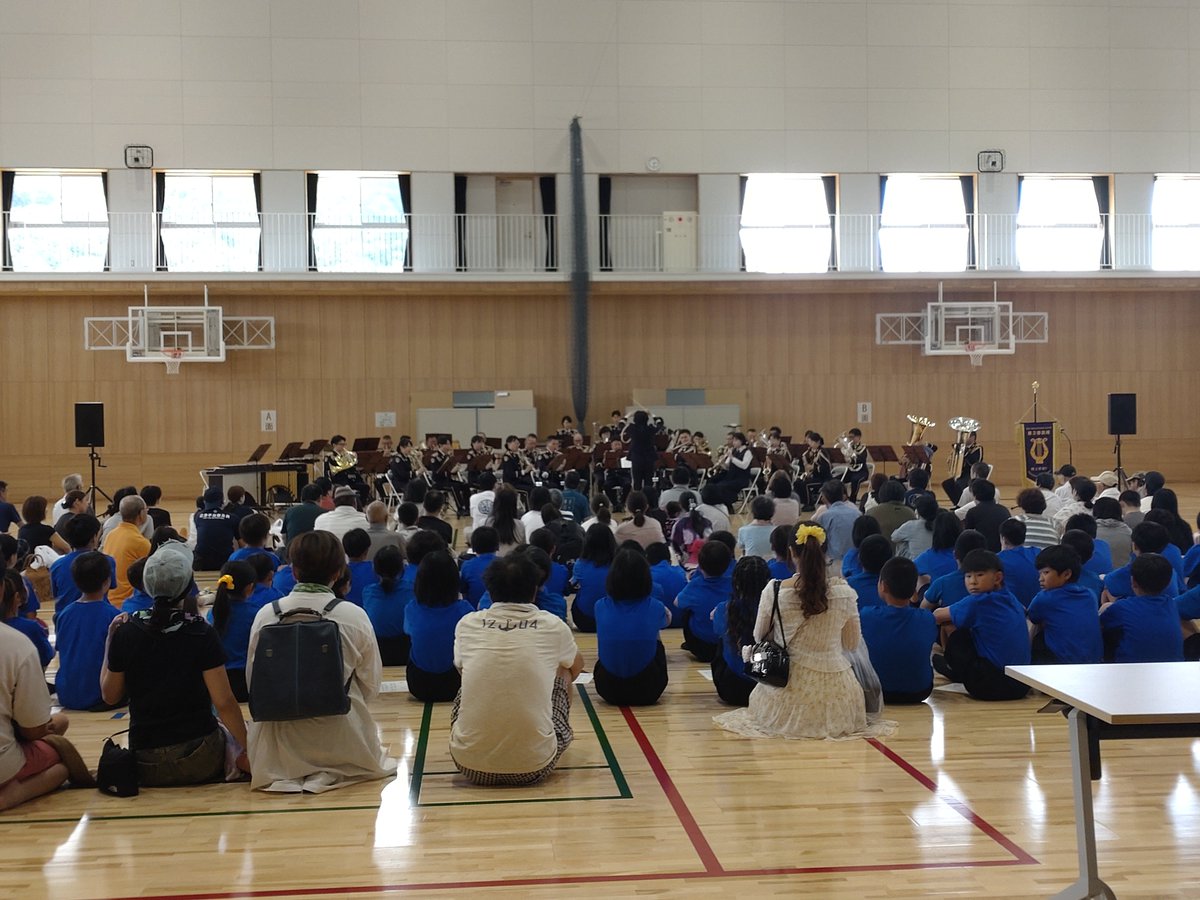 psyren193's tweet photo. 陸上自衛隊第3音楽隊の演奏が始まったぞ！ https://t.co/CcwIeGOnEf