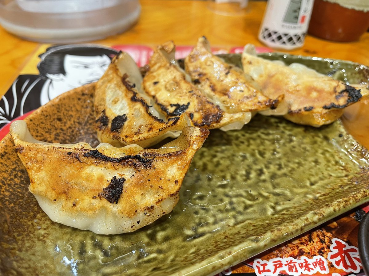 HShibs's tweet photo. 🍜胡麻味噌冷やし（大盛）
🥟味噌ダレ餃子

夏季限定メニューにしてみた
そのままだとだいぶ普通。わさびオイルで辛味足すと良い
餃子は変わらず美味しい🔥

餃子の撮り方上手くない？

#麺場田所商店 https://t.co/8ThnO07sN3