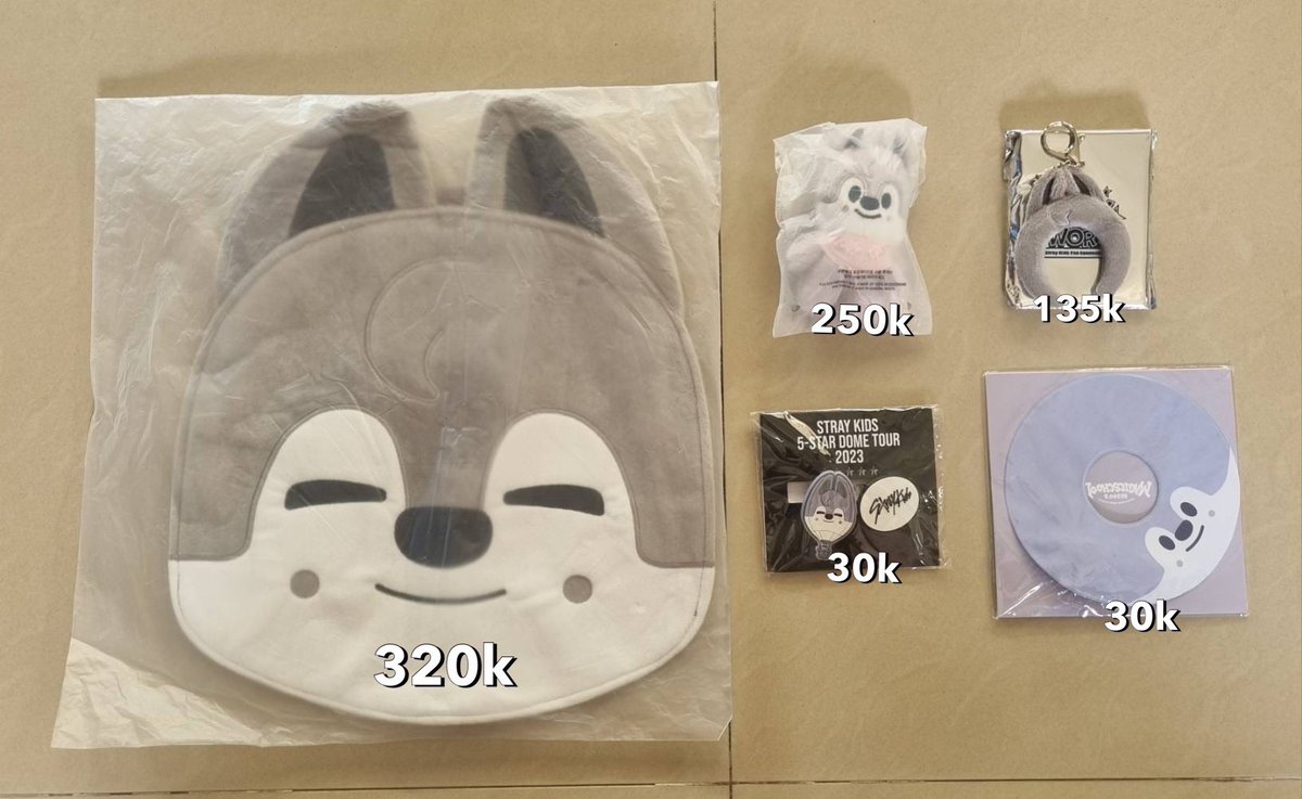 oi_filix315's tweet photo. WTS
all about dweakki, wolfchan, bbokari
yg ambil semua uchiwa dweakki wolfchan each jadi 300k🙏🏼 yuk lebih murah dari po jp nanti😚 https://t.co/irnycySDNk