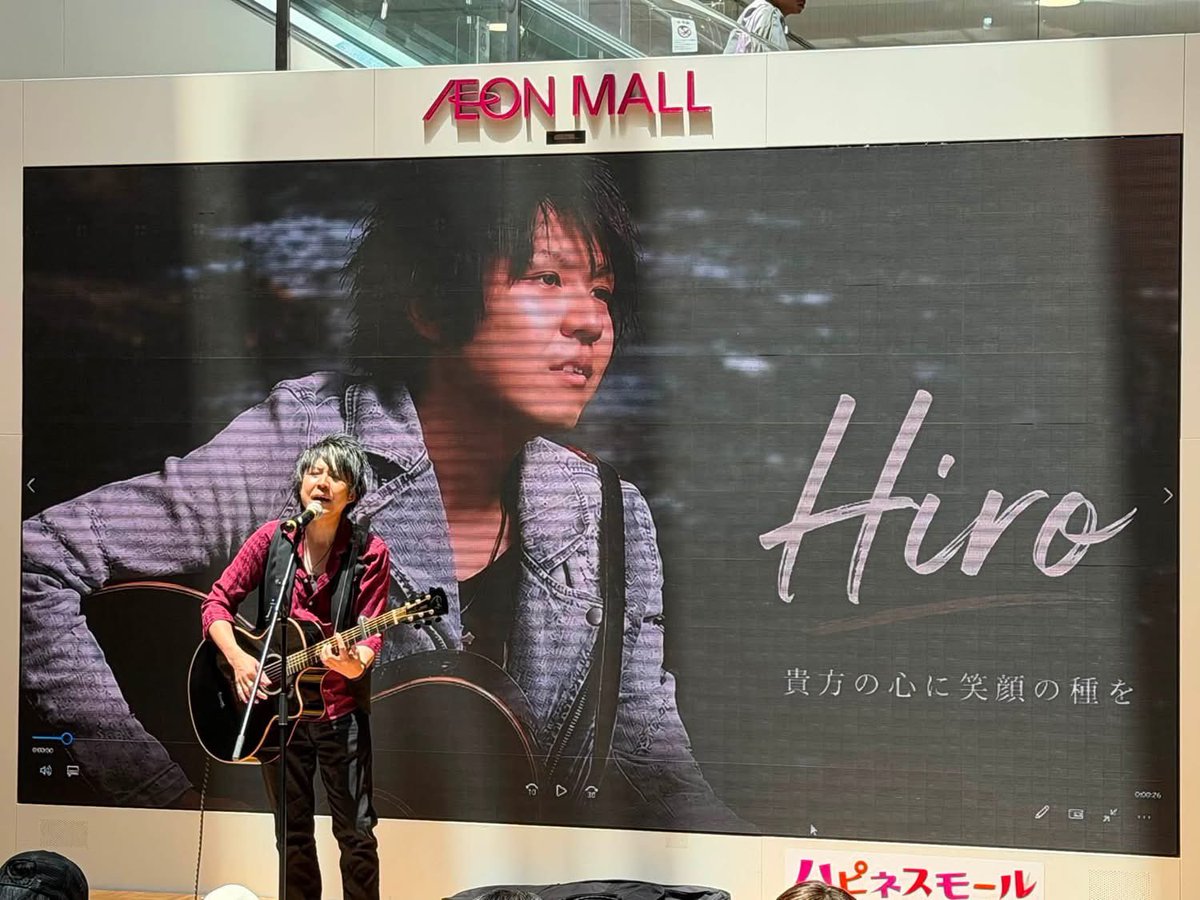 hirocrescent's tweet photo. イオンモール福岡しめフェスのステージで歌わせて頂きました！
自分をバックに歌うという何ともシュールな光景笑
天窓から落ちてきた光がスポットライトみたいでテンション上がりましたな！
沢山のお客様が盛り上がって頂いて良かった！

#しめフェス
#イオンモール福岡
#Hiro
#シンガーソングライター https://t.co/zjUOl9FM21