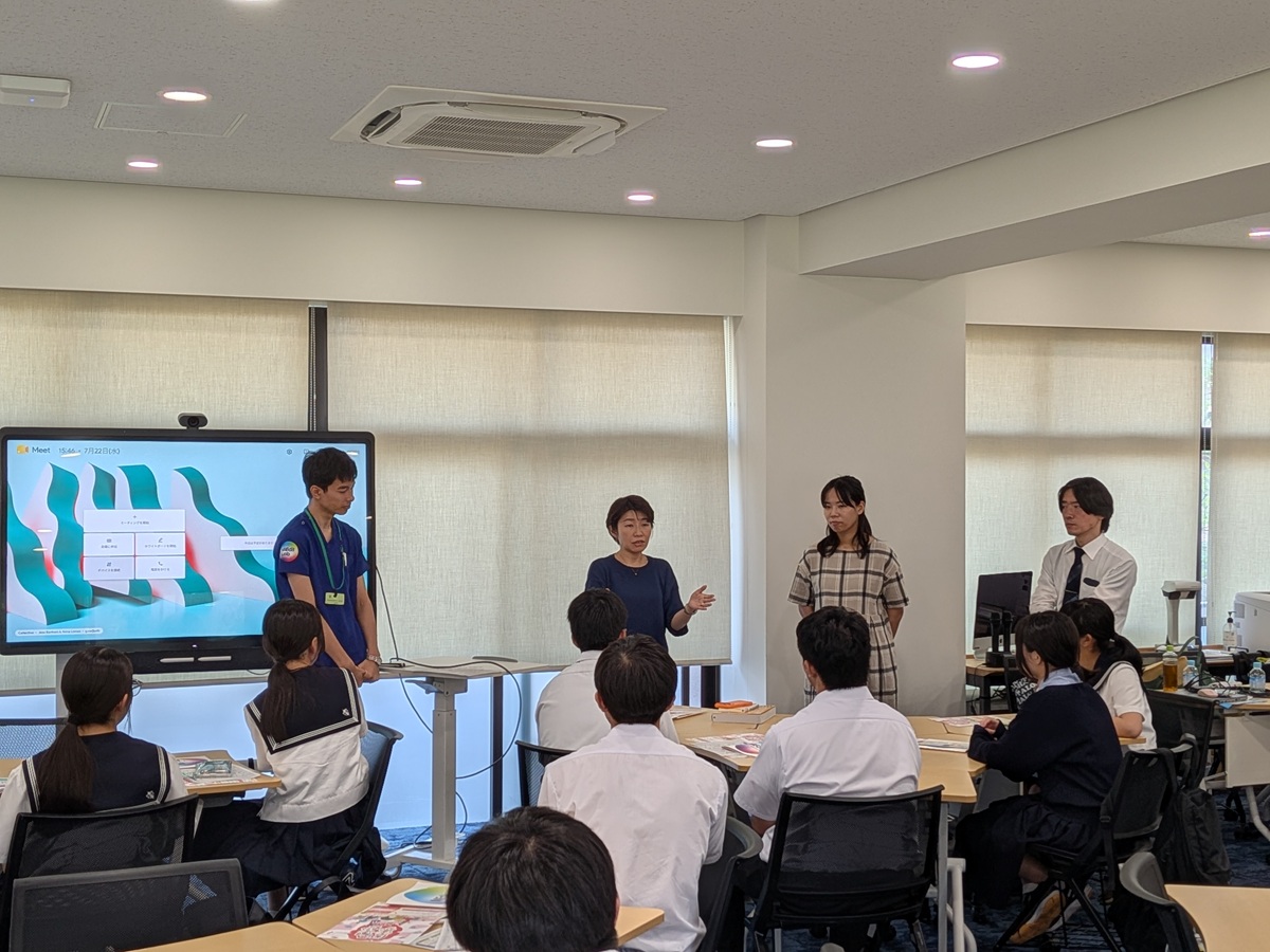 shirayuri_ch's tweet photo. 夏期探究講座がスタート！本郷学園＆順天堂大学とのトリプル連携プログラムを開催しました。1日目は本校で順天堂大の先生による「MEdit医学授業」を実施。カードゲームやフィクション記事作成を通じて、歴史のタテヨコと医師に必要な視点を楽しく学び、交流も深まりました！
https://t.co/SVg8w8kzmh https://t.co/9IgmAebpRJ