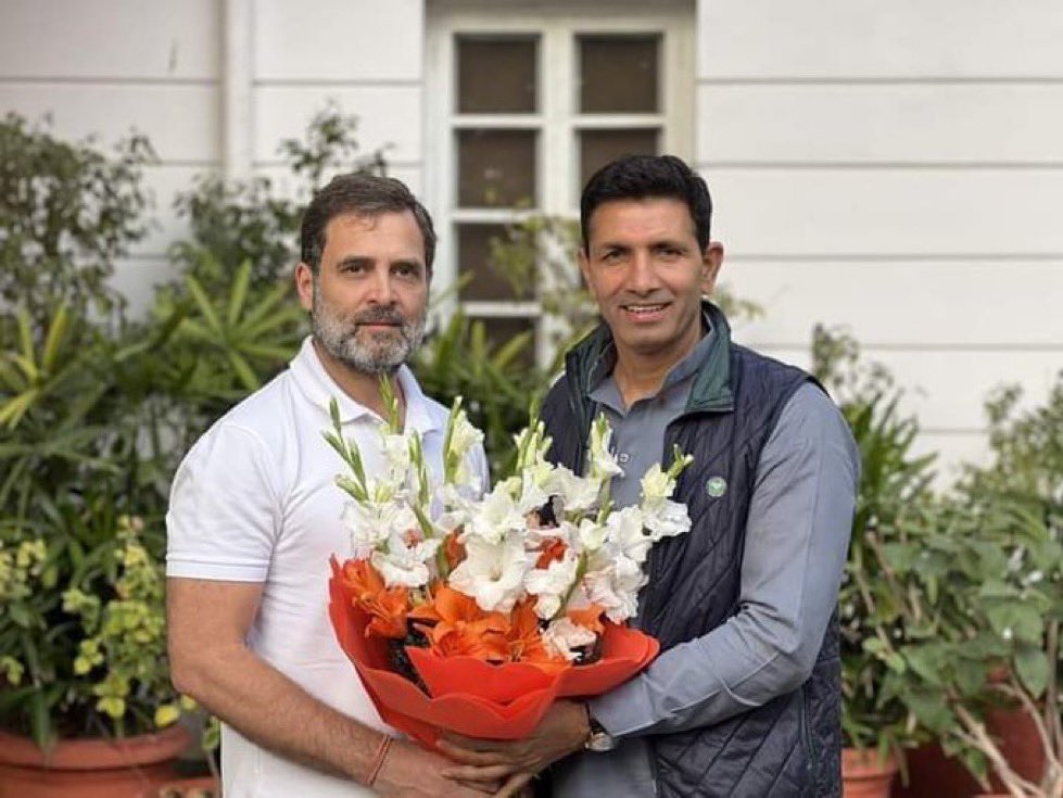 savedemocracyI's tweet photo. ब्रेकिंग न्यूज 🚨

मध्यप्रदेश कांग्रेस के कप्तान जीतू पटवारी ने समाजवादी पार्टी के पूर्व मुख्यमंत्री अखिलेश यादव को लेकर कहा कि ,

“ जब मैं गाड़ी में था उसी समय अखिलेश यादव जी का फ़ोन आया और कहने लगा बता जीतू मैं तेरी क्या मदद कर सकता हूँ 

तो मैंने कहा कि भैया एक बार दतिया में आ जाइए तो उन्होंने कहा कि मैं अभी संसद में हूँ लेकिन तू चिंता मत कर 

मैं अपनी जगह किसी और को भेजूँगा और हम सब परिवार के जितने भी लोग हैं वो सब इस बार मध्यप्रदेश की राजनीति बदलने में मदद करेंगे ,,

आप सबसे आग्रह है कि अखिलेश यादव ने भी कांग्रेस को समर्थन इसलिए दिया है,

ताकि भ्रष्टाचार और बाँटने वाली राजनीति को समाप्त किया जा सके। 

दूसरी तरफ कांग्रेस के दो तीन नेता ऐसे हैं जो उत्तर प्रदेश में आए दिन सपा के खिलाफ बयानबाजी से बाज नहीं आते हैं।
