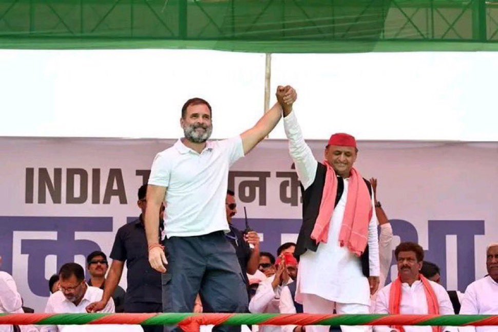 savedemocracyI's tweet photo. ब्रेकिंग न्यूज 🚨

मध्यप्रदेश कांग्रेस के कप्तान जीतू पटवारी ने समाजवादी पार्टी के पूर्व मुख्यमंत्री अखिलेश यादव को लेकर कहा कि ,

“ जब मैं गाड़ी में था उसी समय अखिलेश यादव जी का फ़ोन आया और कहने लगा बता जीतू मैं तेरी क्या मदद कर सकता हूँ 

तो मैंने कहा कि भैया एक बार दतिया में आ जाइए तो उन्होंने कहा कि मैं अभी संसद में हूँ लेकिन तू चिंता मत कर 

मैं अपनी जगह किसी और को भेजूँगा और हम सब परिवार के जितने भी लोग हैं वो सब इस बार मध्यप्रदेश की राजनीति बदलने में मदद करेंगे ,,

आप सबसे आग्रह है कि अखिलेश यादव ने भी कांग्रेस को समर्थन इसलिए दिया है,

ताकि भ्रष्टाचार और बाँटने वाली राजनीति को समाप्त किया जा सके। 

दूसरी तरफ कांग्रेस के दो तीन नेता ऐसे हैं जो उत्तर प्रदेश में आए दिन सपा के खिलाफ बयानबाजी से बाज नहीं आते हैं।