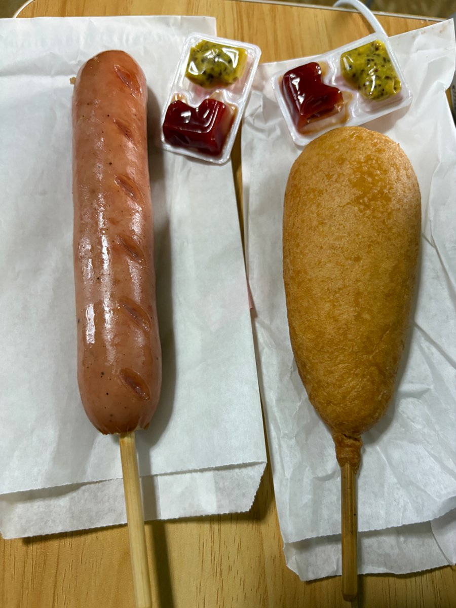 soccer991's tweet photo. フランクフルト、アメリカンドッグ
安定の美味しさで定期的に食べたくなります。　なんでこんなに美味しいんだろう😋
#アメリカンドッグ #フランクフルト #飯テロ #おやつ https://t.co/MMKaoQjp3m
