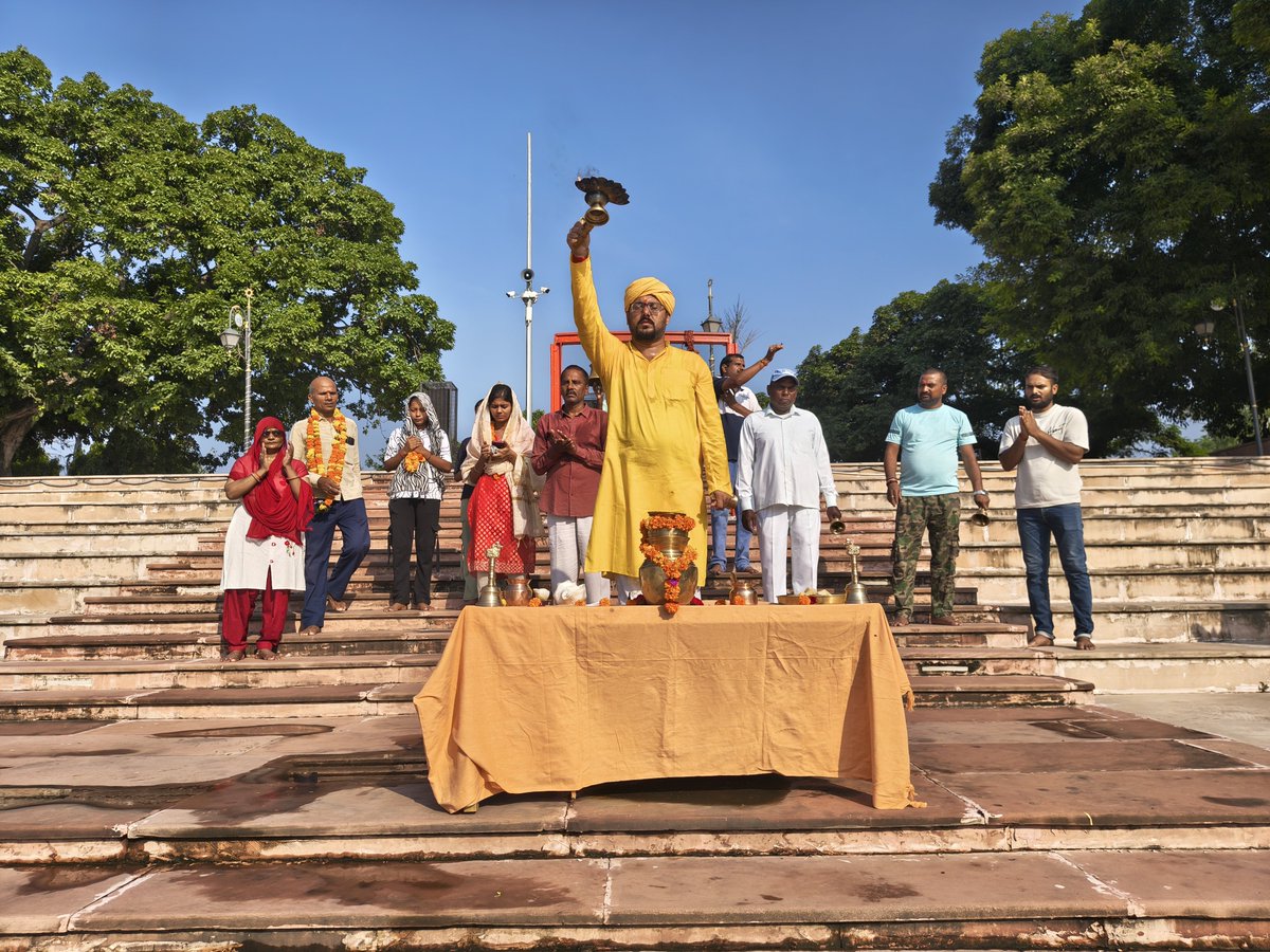 avinssindia's tweet photo. आज सूर्य देव जी की भव्य आरती में मुख्य अतिथि के रूप में ग्रामसभा- कुढ़ा केशवपुर, अयोध्या क्षेत्र के होनहार छात्राओं का आगमन हुआ।
आज प्रातःकाल श्री सूर्य देव जी की 671वी भव्य मंगला आरती संपन्न हुई।।
आप सभी श्रद्धालुओं की सभी मनोकामना पूर्ण हो।।।
अध्यक्ष अविनाश तिवारी 9151203008 https://t.co/6jMJr4y0g7
