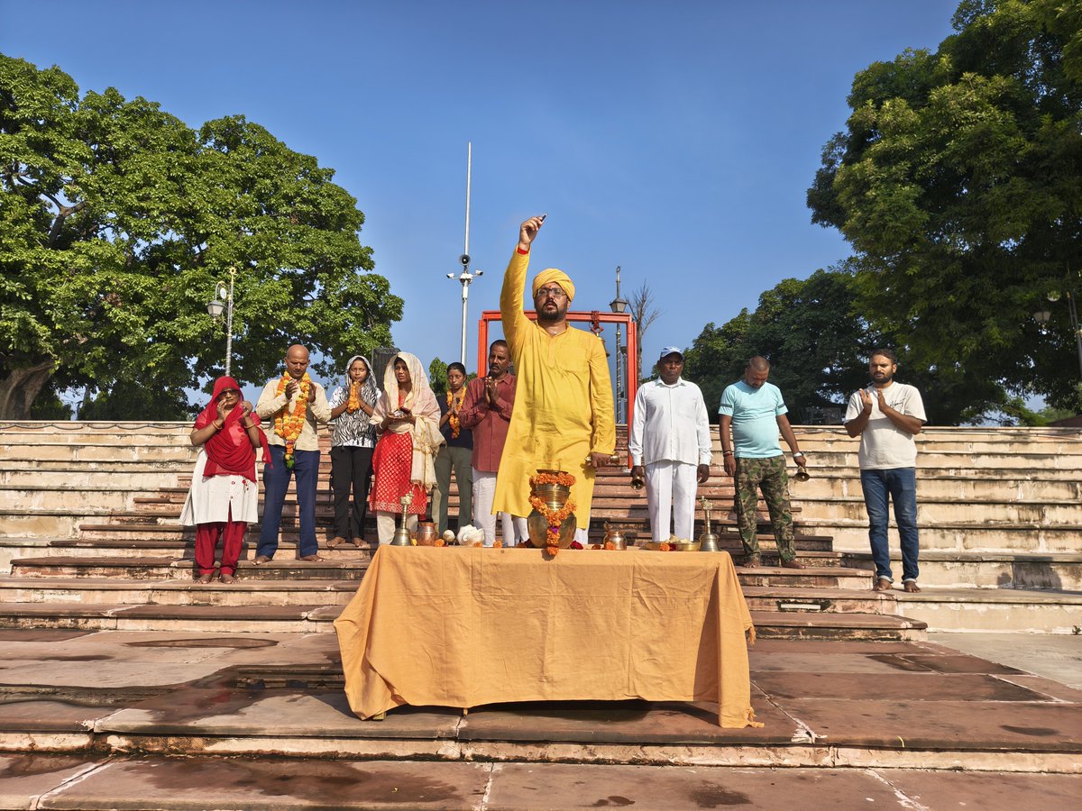 avinssindia's tweet photo. आज सूर्य देव जी की भव्य आरती में मुख्य अतिथि के रूप में ग्रामसभा- कुढ़ा केशवपुर, अयोध्या क्षेत्र के होनहार छात्राओं का आगमन हुआ।
आज प्रातःकाल श्री सूर्य देव जी की 671वी भव्य मंगला आरती संपन्न हुई।।
आप सभी श्रद्धालुओं की सभी मनोकामना पूर्ण हो।।।
अध्यक्ष अविनाश तिवारी 9151203008 https://t.co/6jMJr4y0g7