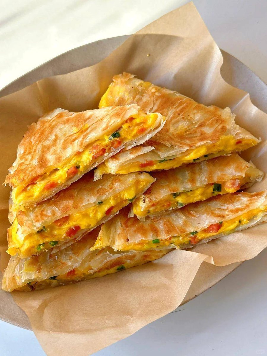hahahatrolla's tweet photo. Craving the perfect late-night snack This crispy Chinese-style fried pancake is hot off the griddle, flaky outside, soft inside—ideal for on-the-go munching! ， https://t.co/UGHpa4A65P