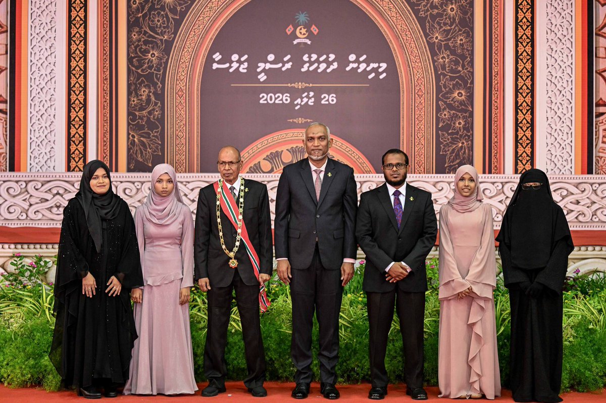 presidencymv's tweet photo. ރައީސުލްޖުމްހޫރިއްޔާ، ނިޝާން ޢިއްޒުއްދީނުގެ ޢިއްޒަތުގެ ވެރިކަން، އަލްއުސްތާޛު އިބްރާހީމް ރަޝީދު މޫސާއަށް އަރުވައިފި  
https://t.co/ng6P1XjrsP

#Minivan61 https://t.co/qNtVMdDkFs