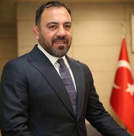 HaberKapite's tweet photo. AK PARTİ NİN düşmana ihtiyacı yok.

@gencliksporbak  Bakan yardımcısı Hamza Yerlikaya oğlunun turnuvada yenilmesi üzerine Tribünden atlayarak hakemin üzerine yürüyor.

Eski bir sporcuya ve bakan yardımcısına yakışmayacak hareketler,

Sonra insanlar Ak Parti den neden soğuyor diye soruyorlar.

Kusura bakmayın ama Sayın Cumhurbaşkanımızın bütün çabalarını büyün hizmetlerini bütün gayretini kendi menfaaat ve çıkarları için kendi hısım akrabaları için heba edenler var.

@Akparti 
@gencliksporbak 
@OA_BAK  https://t.co/wWOsBEgQ30