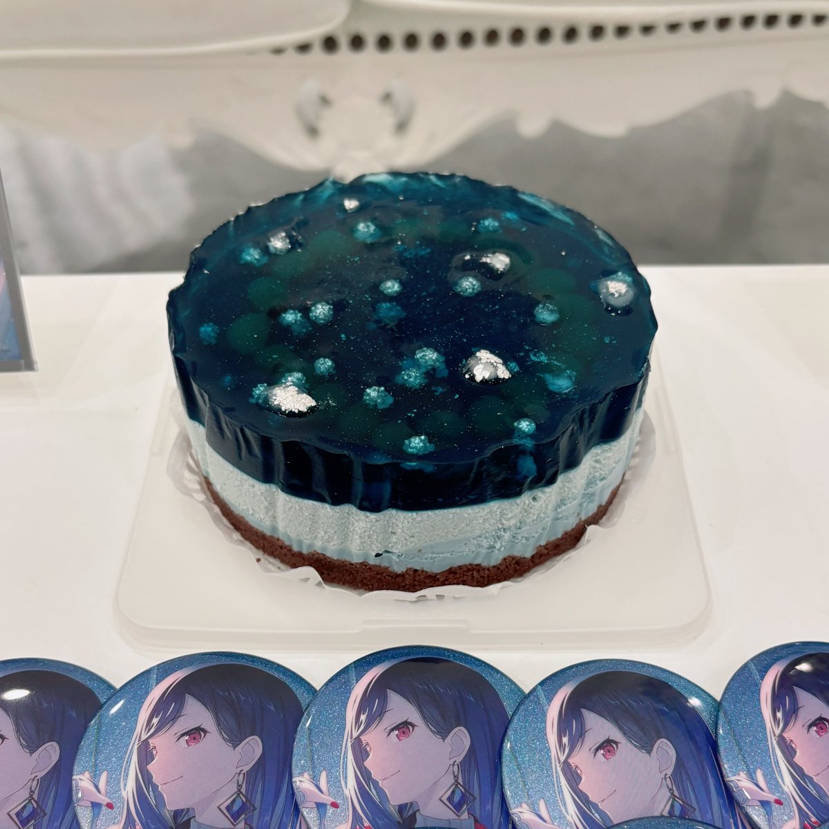 me_melo_o7a's tweet photo. ケーキは作りましたチーズケーキ🍰
中にブドウ入れた🍇
イラストはね、描けないのでおとももちに描いてもらったかわいい大天才❣️
祭壇組むのも手伝ってくれて感謝🫶🏻 https://t.co/kxb5py5fxQ