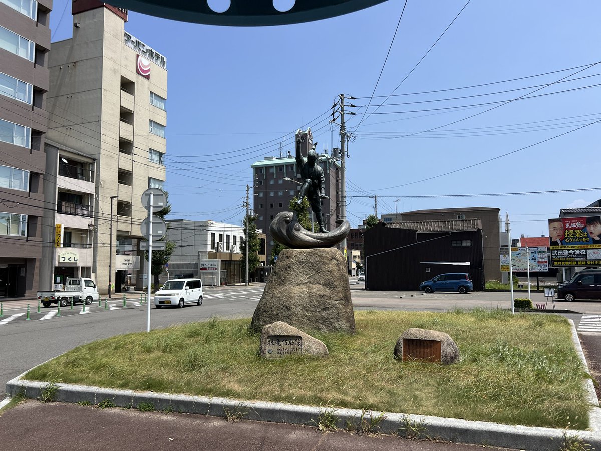 luckydonchan's tweet photo. 愛媛旅行
今治市街散策
駅前ロータリー
「タオルと造船の町」
猿飛佐助の像　
小説の原作者の出身地がきっかけで
銅像を建立。
ドンドビ交差点
「ドンドビとは今治城の外堀と泉川が合流する地点にあった水門「呑吐樋（どんどび）」に由来」あえてカタカナで表記しているから面白いネーミング https://t.co/lsqi9RZEjt