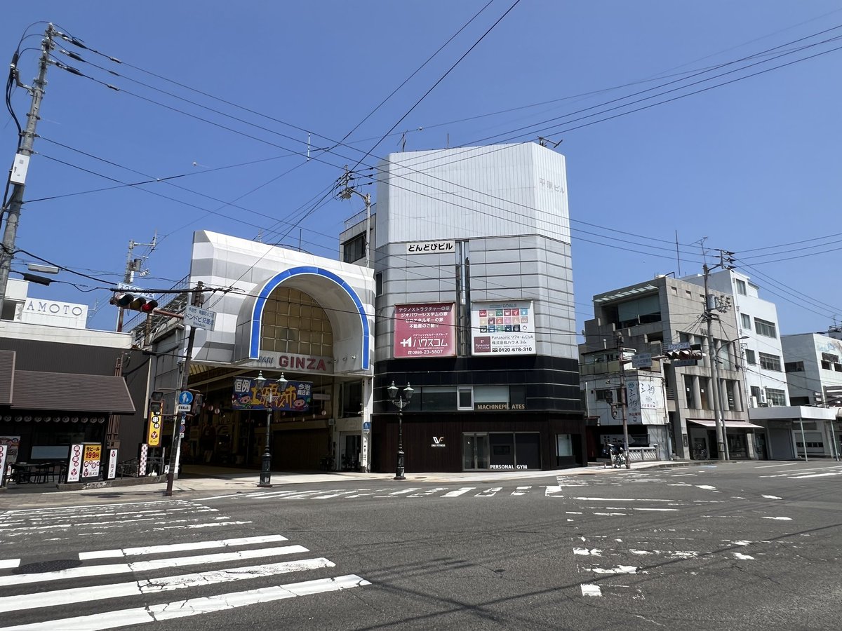 luckydonchan's tweet photo. 愛媛旅行
今治市街散策
駅前ロータリー
「タオルと造船の町」
猿飛佐助の像　
小説の原作者の出身地がきっかけで
銅像を建立。
ドンドビ交差点
「ドンドビとは今治城の外堀と泉川が合流する地点にあった水門「呑吐樋（どんどび）」に由来」あえてカタカナで表記しているから面白いネーミング https://t.co/lsqi9RZEjt
