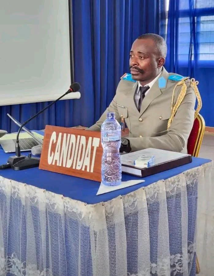 BenBulambo's tweet photo. 🚨Le porte-parole du gouverneur de la province de l'Ituri, Jules Ngongo, a procédé à la défense de son mémoire de Diplôme d'Études Supérieures (DES) en Sciences de l'Information et de la Communication, à la Faculté des Lettres et Sciences Humaines de l'Université de Kisangani. https://t.co/M5Agnl7AkU