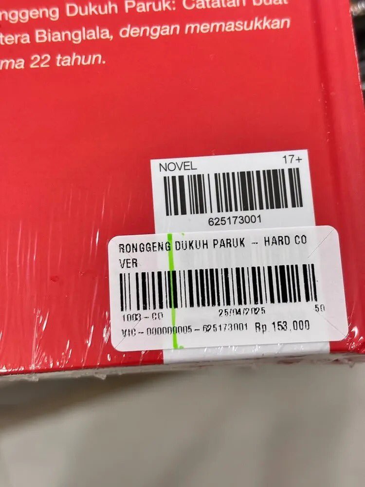 grhororer's tweet photo. Rakyat disuruh rajin baca, tapi pajak bukunya gede!

• Negara bilang buku bebas pajak. Tapi novel yang kita beli kena PPN 11%. 

• Buku impor kena bea masuk, PPN impor, dan biaya handling. 

• Harganya bisa dua kali lipat sebelum sampai ke tangan.

• 40 persen dari harga buku langsung dipotong toko. 

• Penerbit cetak oplah kecil karena yang beli sedikit. 

• Oplah kecil bikin biaya produksi per buku makin mahal. 

• Makin mahal, makin sedikit yang beli.￼

• Lingkaran setan yang tidak pernah diselesaikan. Lalu pemerintah heran kenapa minat baca Indonesia rendah. 

• Mungkin bukan rakyatnya yang malas membaca. Mungkin membaca memang sengaja dibuat mahal.￼

Tapi wapres kita aja gak suka baca katanya. Yasudahlah